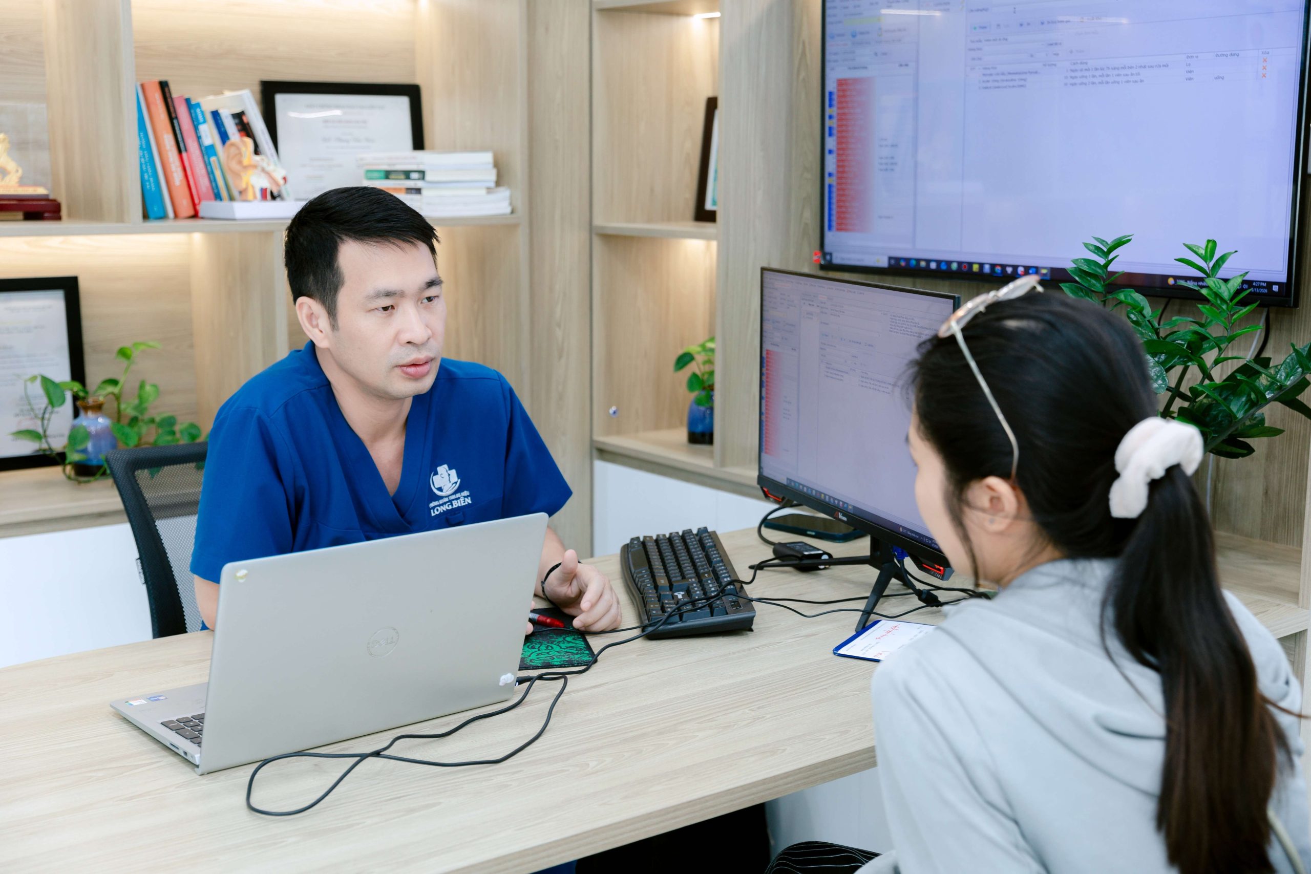 Bác sĩ Phùng Tiến Hiệu tại phòng khám Tai Mũi Họng Long Biên